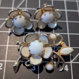 Elegant Gold and White Floral Jewelry Set